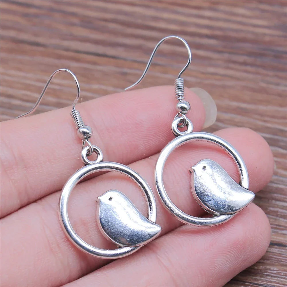 Vintage Bird Charm Drop Earrings – Ręcznie Robiona Biżuteria Boho