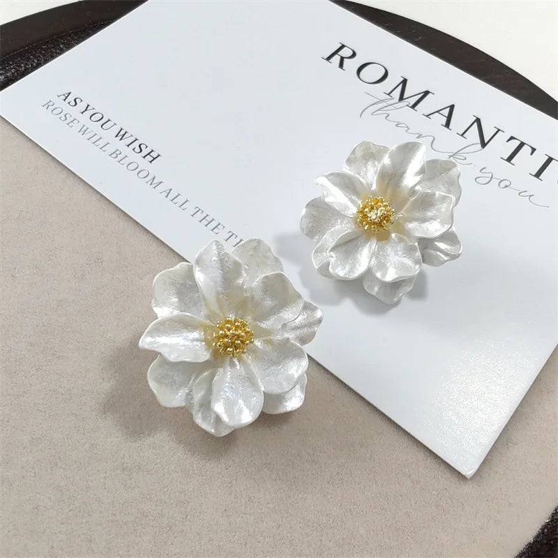 Eleganckie Białe Kwiatowe Kolczyki Stud